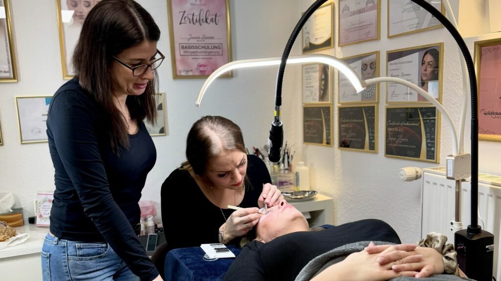 Jasmin Zimmer schult eine Schülerin zur Wimpernstylistin